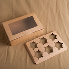 Cajas de regalo de Kraft del cuadrado con la ventana que barniza la superficie de grabación en relieve