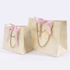 Los bolsos que hacen compras de papel del diseño minimalista con las manijas rasguñan resistente