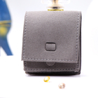 El regalo del lazo de la tela de la aleta empaqueta a Logo With Microfiber Material grabado en relieve