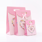 Pequeños bolsos que hacen compras de papel biodegradables con diseño del corazón de las manijas