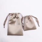 La pequeña bolsa de empaquetado modificada para requisitos particulares del lazo del satén de la peluca del polvo del regalo de la joyería empaqueta con el logotipo del oro