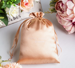 El regalo modificado para requisitos particulares del lazo de la tela empaqueta el bolso de empaquetado de Glosssy del regalo de seda del satén para la ropa interior del pendiente de la joyería de la ropa